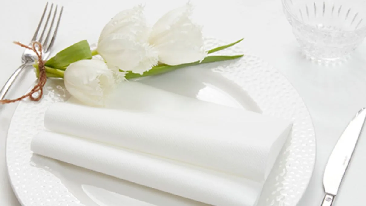 Serviettes blanches sur une assiette dressée